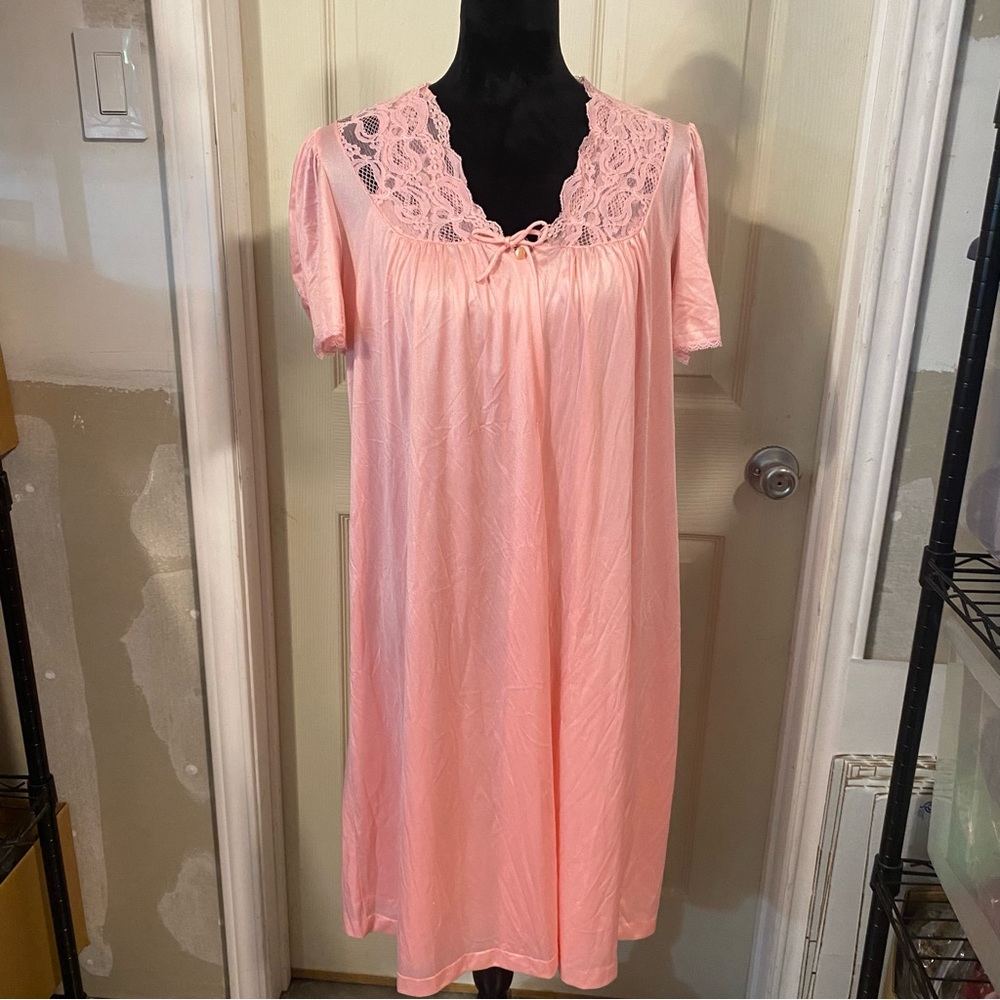 Younique Gown Robe Set Pink Short Sleeve Lace Médium 2 piece Gown set Vintage